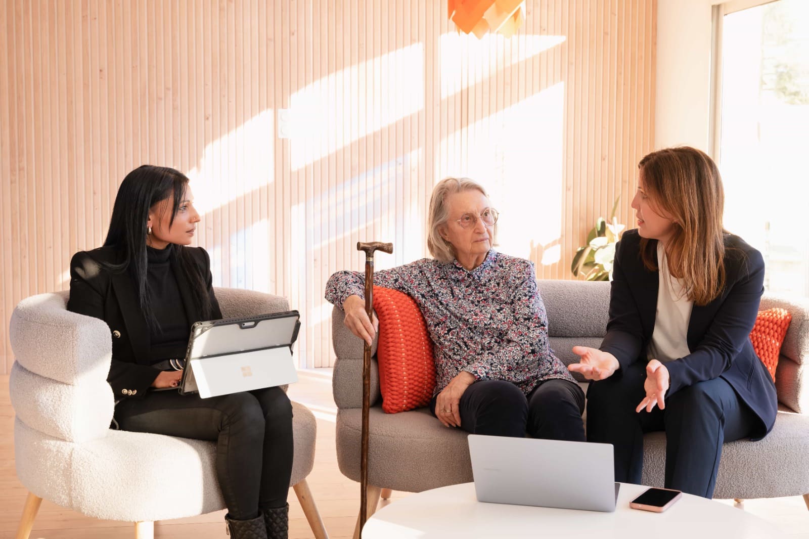 Infirmiere coordinatrice care manager avec une famille et un senior a domicile